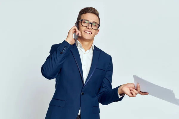 Homme d'affaires en costume parlant au téléphone avec des lunettes avec des documents officiels de la technologie — Photo