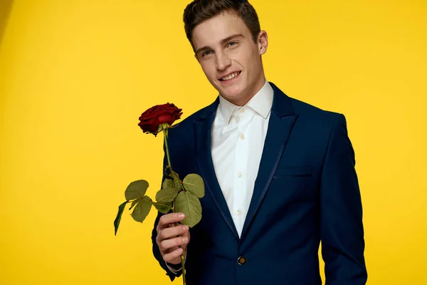 紳士で古典的なスーツで黄色の背景とともに赤いバラのロマンス — ストック写真