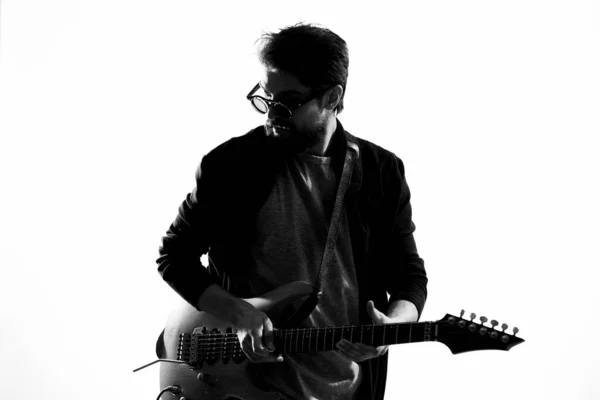 Man with guitar music performance entertainment contemporary performer sunglasses studio — Stock fotografie