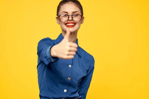 Mulher com óculos e camisa azul gesticulando com as mãos no fundo amarelo corte vista Copiar Espaço — Fotografia de Stock