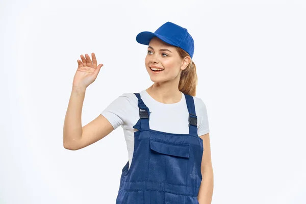 Frau in Arbeitsuniform blaue Mütze Lieferservice Kurier Lieferservice — Stockfoto