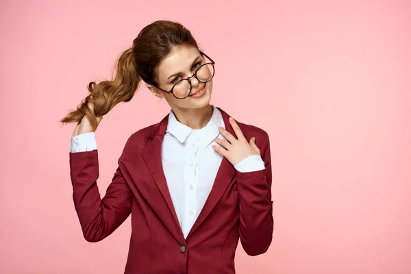 Mujer elegante en gafas chaqueta roja gerente de oficina fondo rosa — Foto de Stock