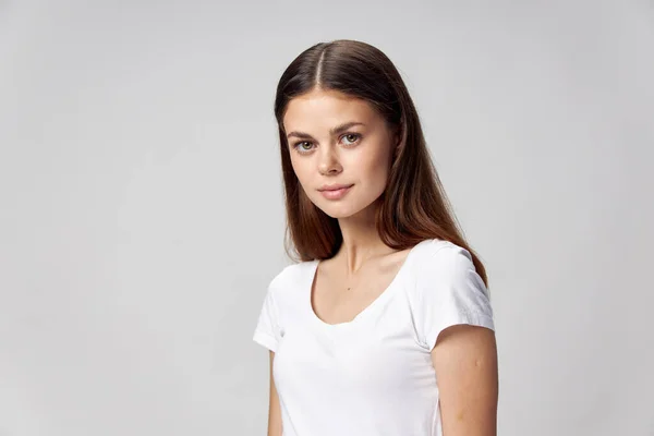 Bella donna attraente sguardo bianco t-shirt ritagliato — Foto Stock