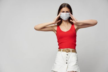 Coronavirus 'a karşı koruyucu maskeli bir kadın stüdyoda poz veriyor..