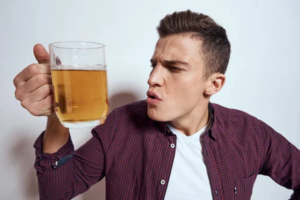 Homem alegre com caneca de cerveja álcool emoções luz fundo — Fotografia de Stock