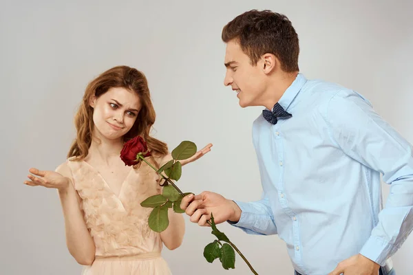 Szerelmesek férfiak és nő ölelés romantika szerelem piros rózsa fény háttér — Stock Fotó