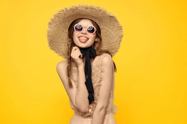 Romantique dame en paille chapeau lunettes de soleil modèle robe émotions — Photo