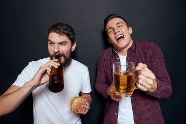 Bira içen iki sarhoş arkadaş dinleniyor. Geçmişi karanlık.