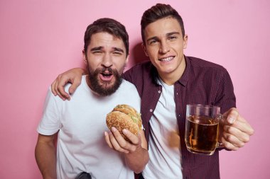 İki adam bira içiyor. Dostluk, alkol, pembe yaşam tarzı.