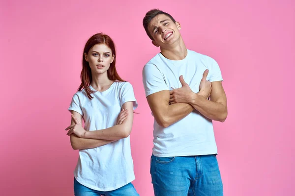 Amantes homem e mulher em jeans e t-shirt sobre rosa fundo recortado vista família romance adolescentes — Fotografia de Stock