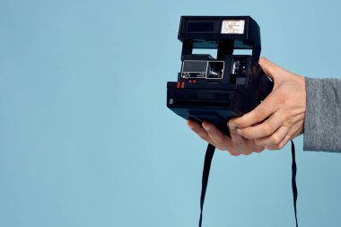 Fotoğraf makinesi profesyonel mercek teknolojisi stüdyo ekipmanı mavi arka planda.