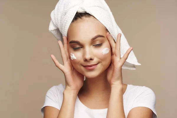 Девушка с полотенцем на голове чистой кожи увлажняющий макияж здоровья — стоковое фото
