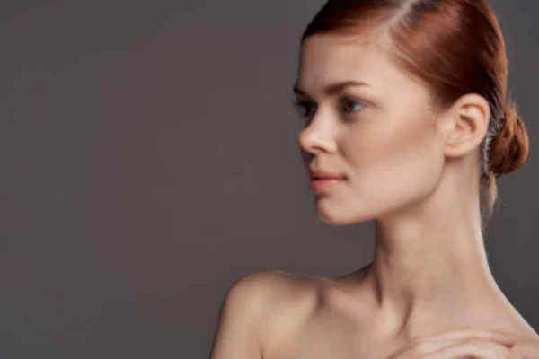 Güzel bir kadın çıplak omuzlar kozmetik temiz cilt cazibesi gri arka plan stüdyosu — Stok fotoğraf