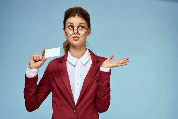 Femme d'affaires veste rouge lunettes de carte de visite exécutif fond bleu — Photo