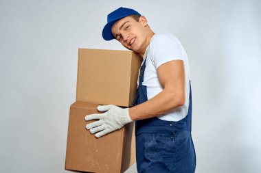 Kutu taşıyan işçi teslimat yükleme servisi