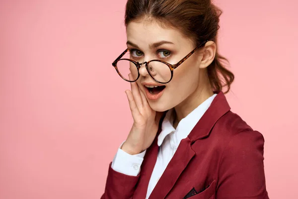 Mulher elegante em óculos de jaqueta vermelha gerente de escritório fundo rosa — Fotografia de Stock