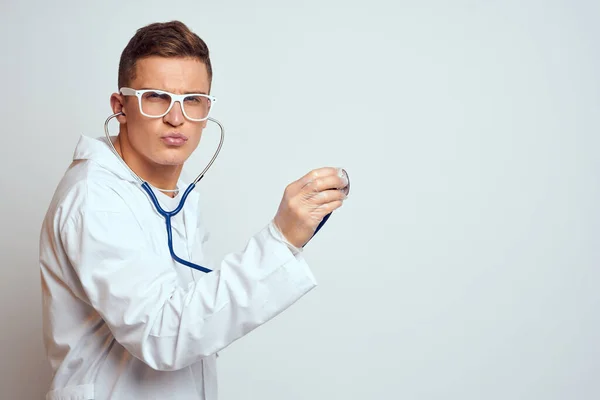 청진기와 안경을 단 의료용 가운을 입고 밝은 배경 배경에 그림을 그을린 의사 — 스톡 사진