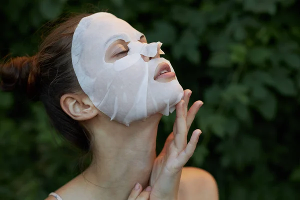 Portrait d'une femme masque facial peau claire yeux fermés rajeunissement — Photo