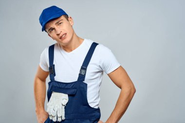 Üniformalı çalışan adam, servis hizmeti ışık arka planı