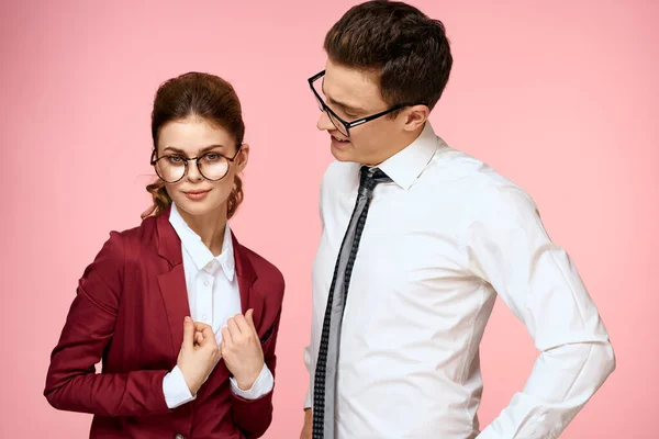 Hombre de negocios y mujer oficina trabajo colegas equipo oficina gestión estudio rosa fondo — Foto de Stock