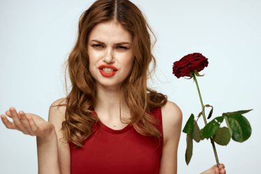 Elinde gül olan güzel bir kadın. Hediye paketi. Stüdyo ışığı arka planı.