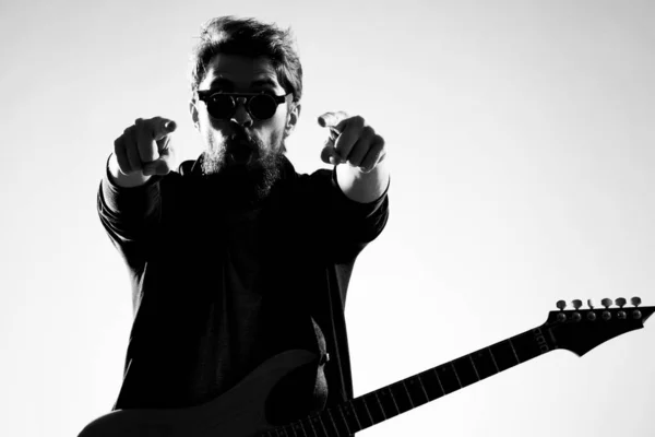 Mężczyzna muzyk z gitara muzyka rock gwiazda światło tło — Zdjęcie stockowe
