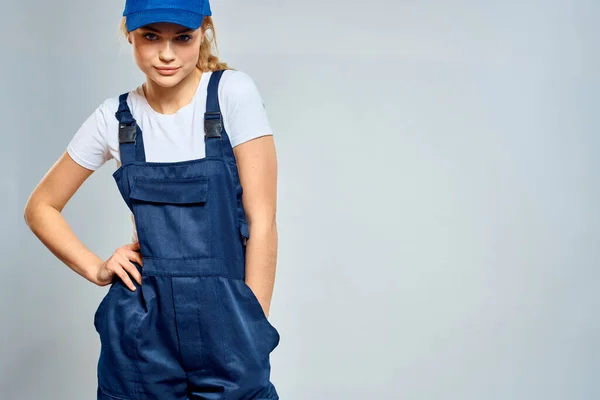 Arbetskvinna i uniform kurir leveransservice livsstil — Stockfoto