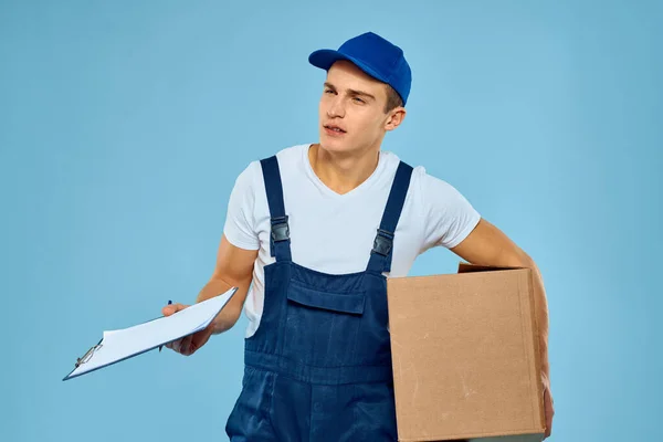 Homem trabalhador com caixa de papelão carregador de entrega estilo de vida fundo azul — Fotografia de Stock