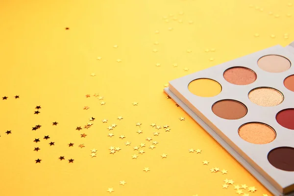 Lidschatten Make-up Pinsel Kollektion professionelle Kosmetik auf gelbem Hintergrund — Stockfoto