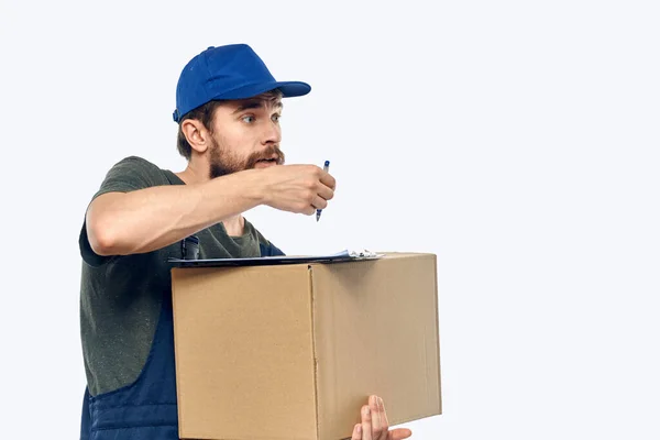 Pracovní samec kurýr s krabicí v ruce dokumenty doručovací služby světlé pozadí — Stock fotografie