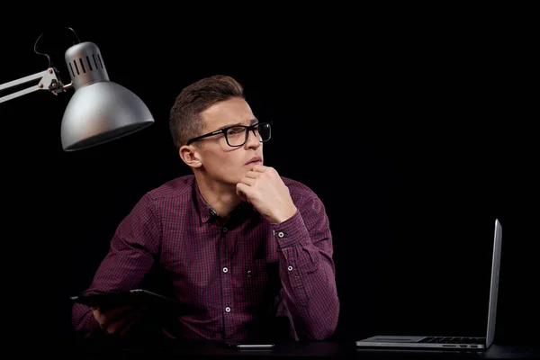 Hombre gerente interior oscuro fondo comunicación rojo camisa modelo gafas nuevas tecnologías negocios finanzas — Foto de Stock