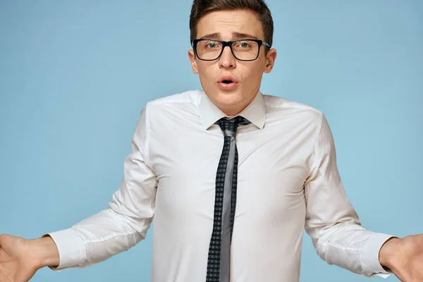 İş adamı beyaz gömlek kravat gözlük kendine güven resmi mavi arka plan — Stok fotoğraf