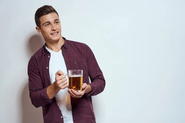 Homme avec une tasse de bière fun alcool style de vie chemise fond clair — Photo