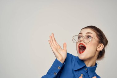 Mavi gömlekli ve gözlüklü duygusal kadın portresi parlak makyaj modeli arka plan kırpılmış görünüm kopyala