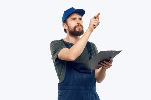 Hombre en documentos uniformes de trabajo entrega cargador transporte luz fondo —  Fotos de Stock