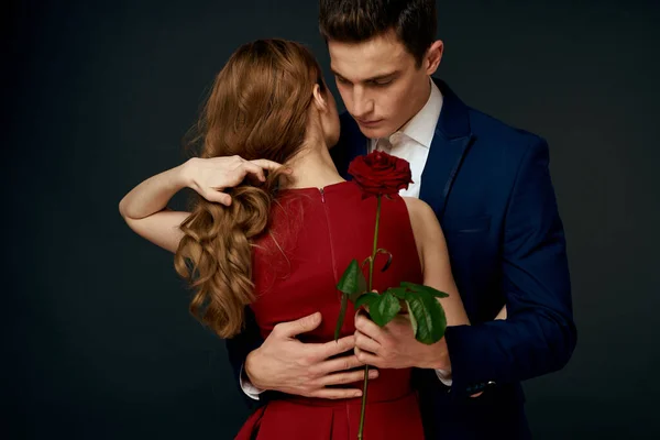 Hermosa pareja encanto abrazo estilo de vida relación rosa lujo oscuro fondo — Foto de Stock