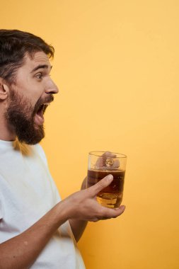 Bir kupa biralı, alkollü, yaşam tarzı beyaz tişörtlü, izole edilmiş arka planı olan bir adam.