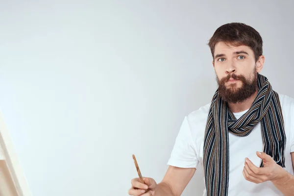 한 남자 예술가가 스카프를 두른 흰색 티셔츠 예술 취미 창조성에 그림을 그리고 있습니다. — 스톡 사진