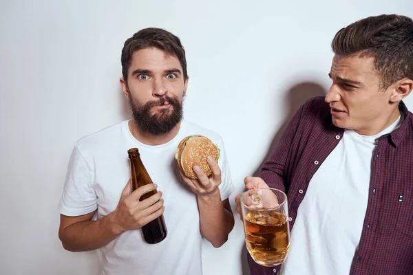 Deux amis boire de la bière loisirs plaisir alcool amitié style de vie lumière arrière-plan — Photo