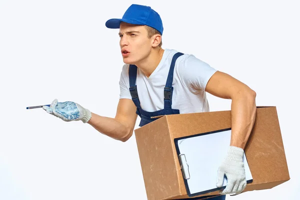 Mann Arbeiter mit Kiste in den Händen Lieferservice Ladedienst Arbeit Licht Hintergrund — Stockfoto