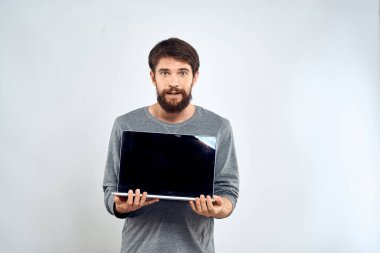 adam dizüstü bilgisayar teknolojisi internet işi iletişim ışığı arka planı