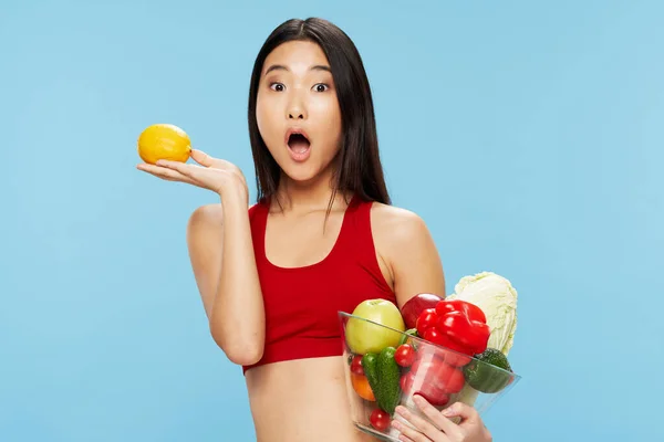 Mujer delgada con fruta en un plato y limón amarillo —  Fotos de Stock