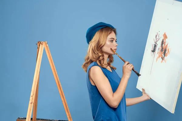 Donna artista coda mano pennello disegno arte creativo stile di vita blu sfondo — Foto Stock