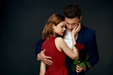 Güzel çift kucaklaşması yaşam tarzı ilişkisi lüks, karanlık bir altyapıya dönüştü.