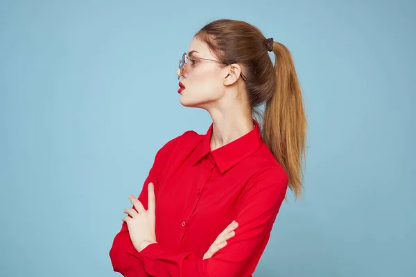 戴墨镜的女人红唇迷人衬衫工作室蓝色背景 — 图库照片