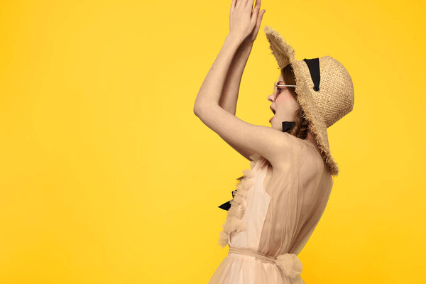 романтическая девушка в соломенных шляпных солнцезащитных очках