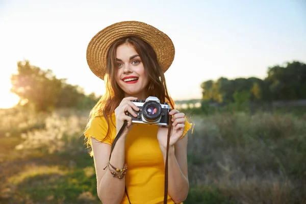 Wanita cantik memegang kamera di tangan alam gaya hidup udara segar — Stok Foto