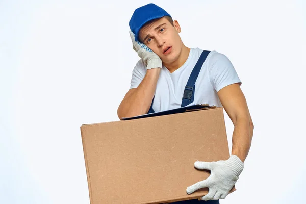 Uomo lavoratore con scatola in mani consegna servizio di carico luce di lavoro sfondo — Foto Stock