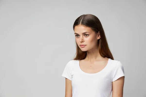 Bella donna sguardo al lato bianco t-shirt ritagliato vista studio — Foto Stock