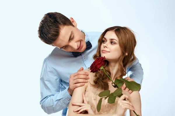 Evli erkek ve kadın ilişkisi. Kırmızı gül, izole tatil çiçekleri. — Stok fotoğraf